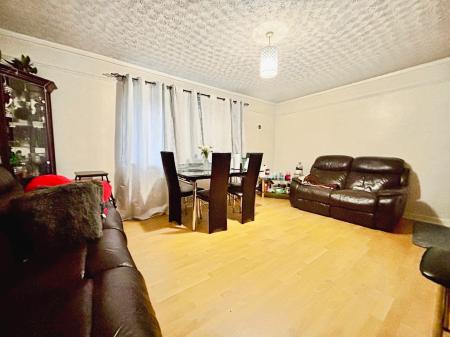 2 bedroom Flat for sale in West Farm Avenue, Longbenton, Newcastle upon Tyne, NE12