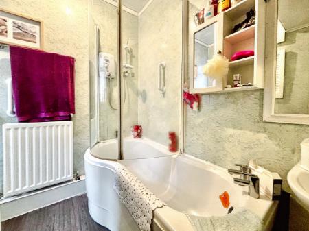 2 bedroom Flat for sale in Elton Street East, Wallsend, NE28