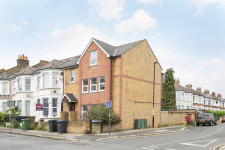 2 bedroom Flat for sale in Sandhurst Road, London, SE6