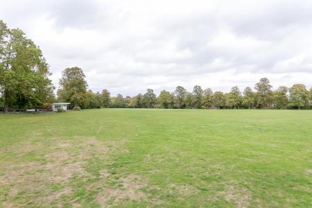 3 bedroom Flat to let in Wellesley Road, Shooters Hill, London, SE18