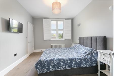 3 bedroom Flat to let in Wellesley Road, Shooters Hill, London, SE18