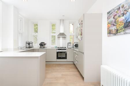 3 bedroom Flat to let in Wellesley Road, Shooters Hill, London, SE18