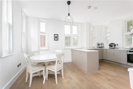 3 bedroom Flat to let in Wellesley Road, Shooters Hill, London, SE18