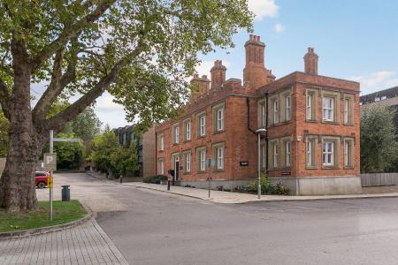 3 bedroom Flat to let in Wellesley Road, Shooters Hill, London, SE18