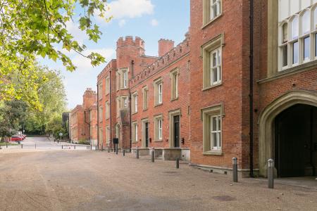 3 bedroom Flat to let in Wellesley Road, Shooters Hill, London, SE18