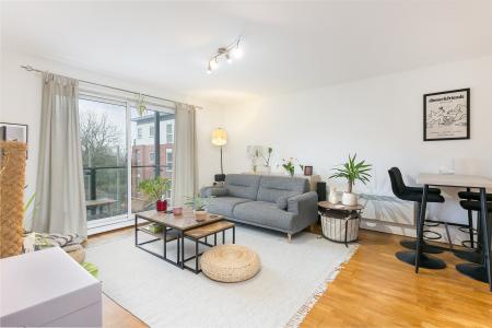 2 bedroom Flat to let in Highwood Close, East Dulwich, London, SE22