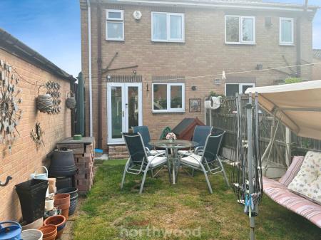 2 bedroom Semi-detached house for sale in Broadlands Close, Dunscroft, Doncaster, DN7