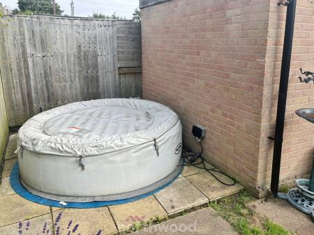 2 bedroom Semi-detached house for sale in Broadlands Close, Dunscroft, Doncaster, DN7