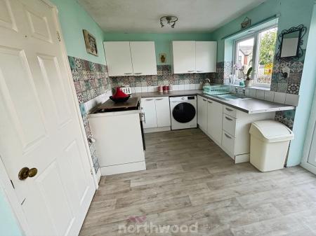 2 bedroom Semi-detached house for sale in Broadlands Close, Dunscroft, Doncaster, DN7