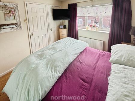 2 bedroom Semi-detached house for sale in Broadlands Close, Dunscroft, Doncaster, DN7