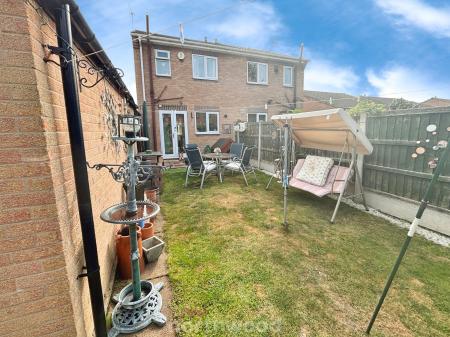 2 bedroom Semi-detached house for sale in Broadlands Close, Dunscroft, Doncaster, DN7
