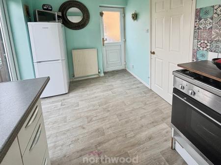 2 bedroom Semi-detached house for sale in Broadlands Close, Dunscroft, Doncaster, DN7