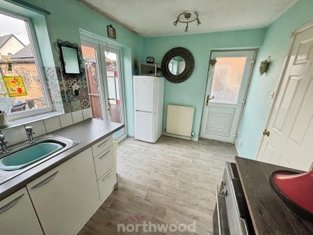 2 bedroom Semi-detached house for sale in Broadlands Close, Dunscroft, Doncaster, DN7