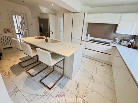 7 bedroom Detached house for sale in Doncaster Road, Hatfield, Doncaster, DN7