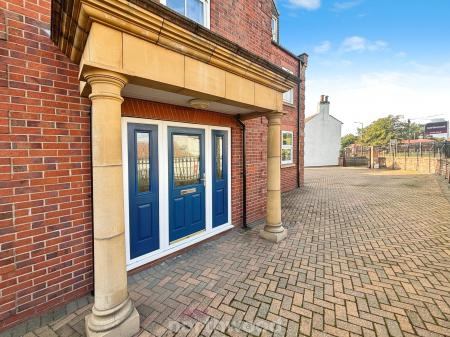 6 bedroom Detached house for sale in Main Street, Hatfield Woodhouse, Doncaster, DN7