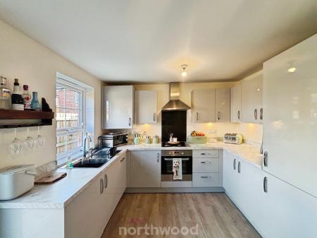 3 bedroom Semi-detached house for sale in Saxon Avenue Hatfield, Hatfield, Doncaster, DN7