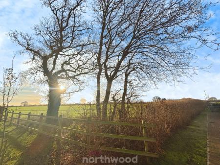 3 bedroom Semi-detached house for sale in Saxon Avenue Hatfield, Hatfield, Doncaster, DN7