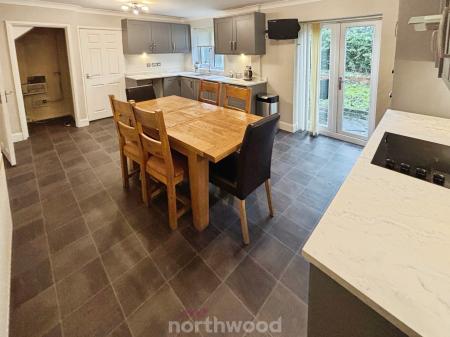 3 bedroom Semi-detached house for sale in Oldfield Crescent, Stainforth, Doncaster, DN7