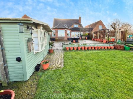 4 bedroom Bungalow for sale in Braithwaite Lane, Braithwaite, Doncaster, DN7
