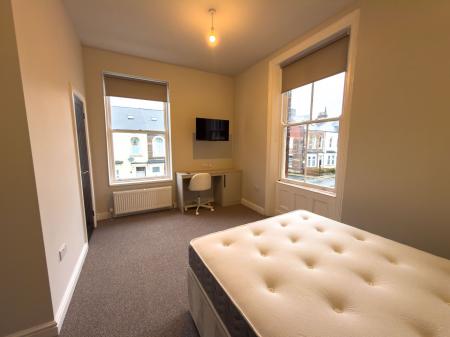 8 bedroom Terraced House to let in Azalea Terrace North, Sunderland, SR2