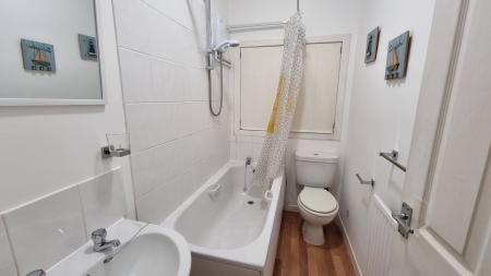 1 bedroom Flat to let in Victoria Road, Torry, Aberdeen, AB11