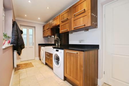 6 bedroom Detached house for sale in Leicester Road, New Packington, Ashby-De-La-Zouch, LE65