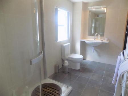 4 bedroom Semi-detached house for sale in Main Street, Hoveringham, Nottingham