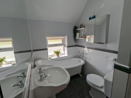 4 bedroom Character Property for sale in Saxondale Drive, Upper Saxondale, Radcliffe-On-Trent, Nottingham