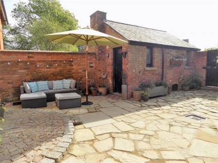 4 bedroom Character Property for sale in Saxondale Drive, Upper Saxondale, Radcliffe-On-Trent, Nottingham