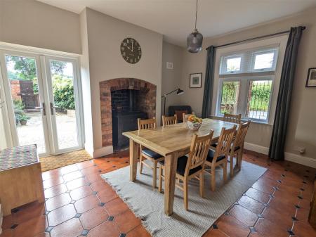 4 bedroom Character Property for sale in Saxondale Drive, Upper Saxondale, Radcliffe-On-Trent, Nottingham