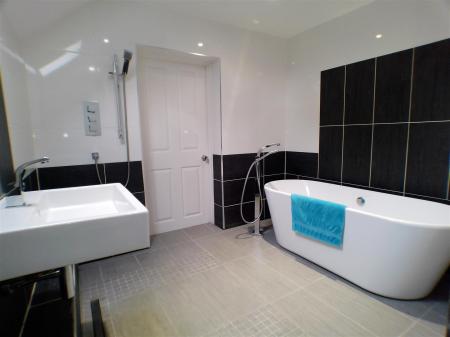 5 bedroom Detached house for sale in Wimbishthorpe Close, Bottesford, Nottingham