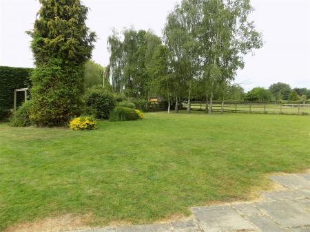 5 bedroom Detached house for sale in Woods Lane, Flintham