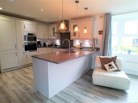 6 bedroom Detached house for sale in Cowdell Grove, Bingham