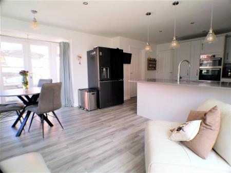 6 bedroom Detached house for sale in Cowdell Grove, Bingham