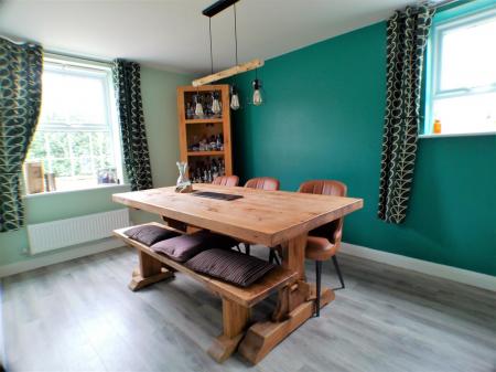 6 bedroom Detached house for sale in Cowdell Grove, Bingham