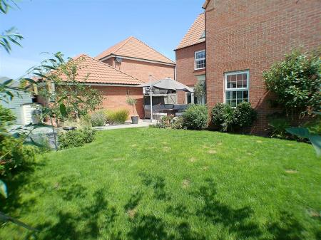 6 bedroom Detached house for sale in Cowdell Grove, Bingham