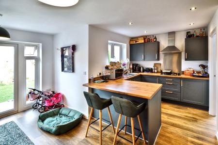 3 bedroom Semi-detached house for sale in Newton Abbot Way, Bourne, PE10