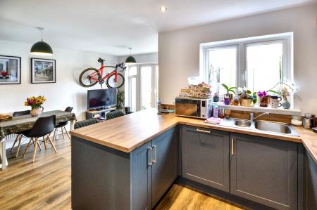 3 bedroom Semi-detached house for sale in Newton Abbot Way, Bourne, PE10