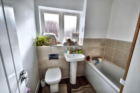 3 bedroom Semi-detached house for sale in Newton Abbot Way, Bourne, PE10