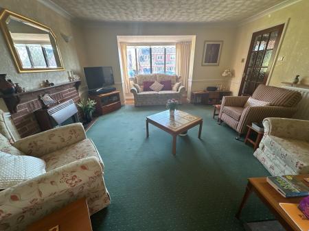 4 bedroom Detached house for sale in Elwyn Close, Stretton, Burton-on-Trent, DE13