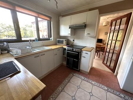 4 bedroom Detached house for sale in Elwyn Close, Stretton, Burton-on-Trent, DE13