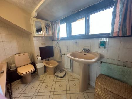 4 bedroom Detached house for sale in Elwyn Close, Stretton, Burton-on-Trent, DE13