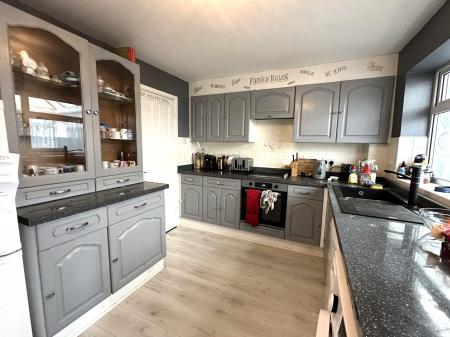 3 bedroom Semi-detached house for sale in Stoneydale Close, Swadlincote, DE11