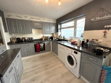 3 bedroom Semi-detached house for sale in Stoneydale Close, Swadlincote, DE11