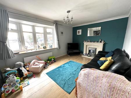 3 bedroom Semi-detached house for sale in Stoneydale Close, Swadlincote, DE11