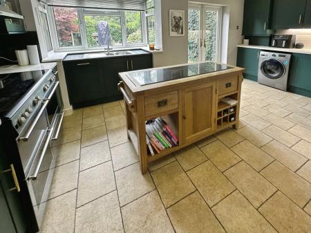 4 bedroom Detached house for sale in Alexandra Road, Burton-on-Trent, DE15