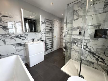 4 bedroom Detached house for sale in Bretby Hollow, Swadlincote, DE11