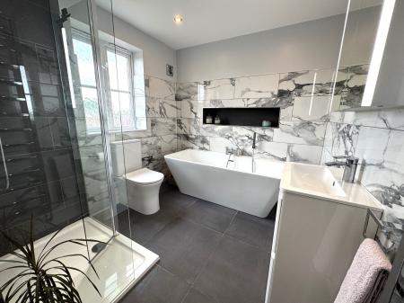 4 bedroom Detached house for sale in Bretby Hollow, Swadlincote, DE11