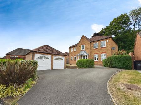 4 bedroom Detached house for sale in Bretby Hollow, Swadlincote, DE11