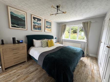 4 bedroom Detached house for sale in Bretby Hollow, Swadlincote, DE11